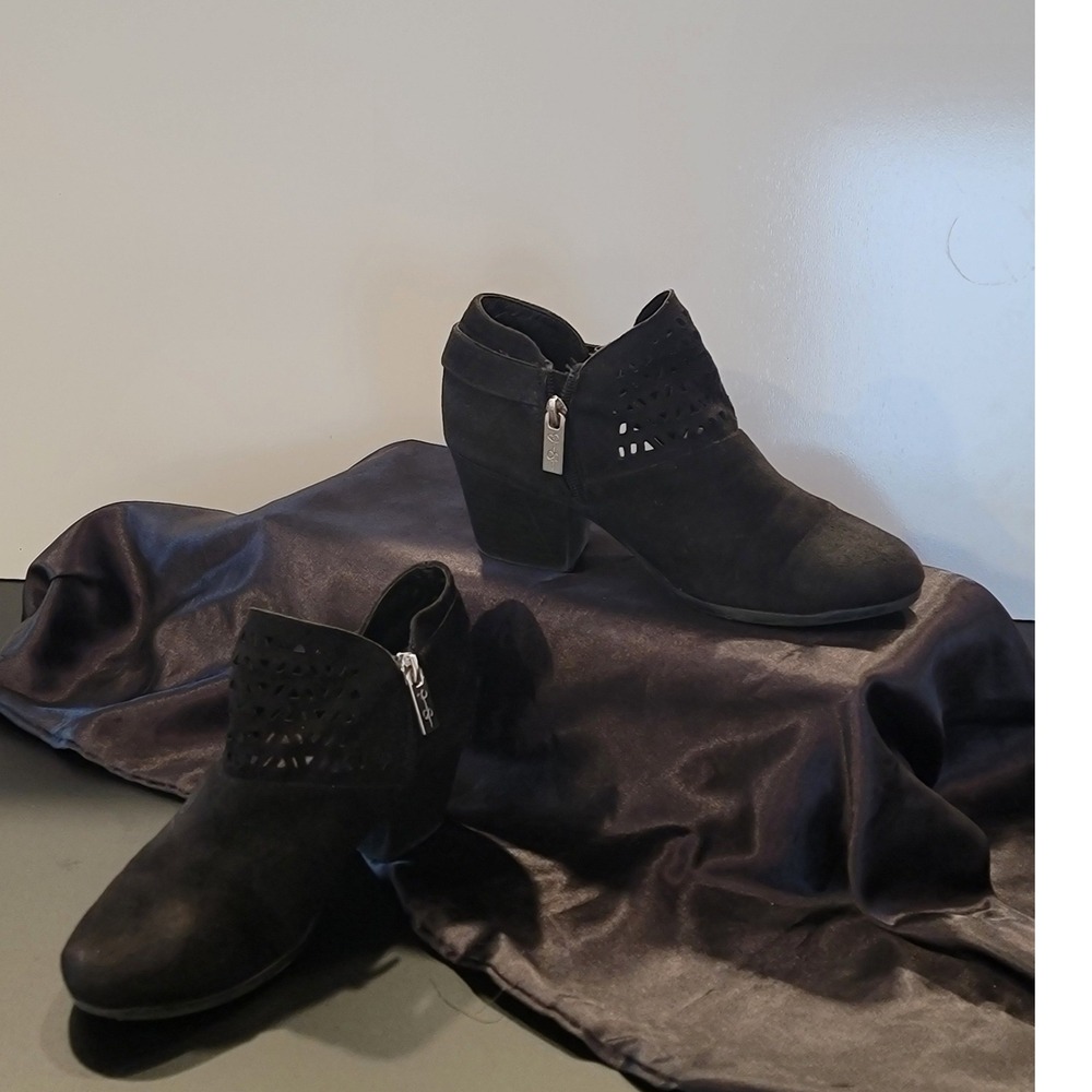 Jessica Simpson Button‎ Black Laser Cut Ankle Boots Block Heel Size 4M